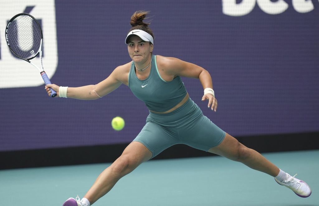 Petenis Kanada Bianca Andreescu mengembalikan bola ke petenis Inggris Emma Raducanu pada laga babak pertama turnamen tenis WTA 1000 Miami di Miami Gardens, Miami, Florida, AS, Rabu (22/3/2023). Pada laga itu, Andreescu menang dengan skor 6-3, 3-6, 6-2. 