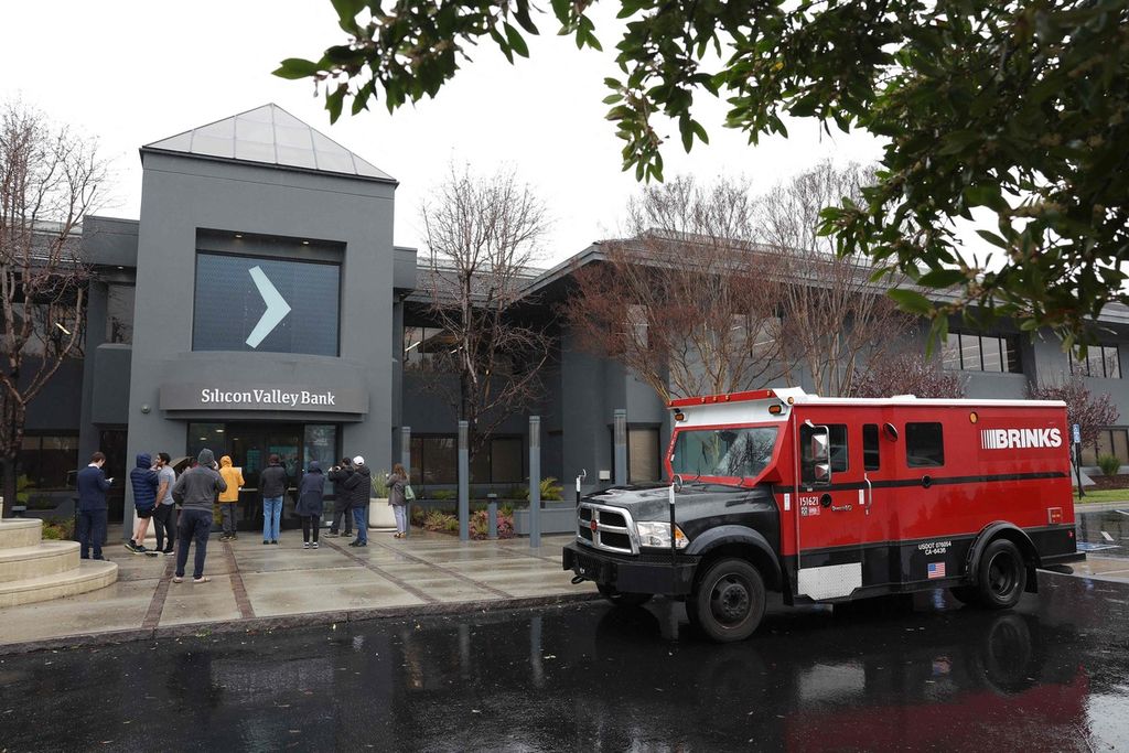 Sebuah truk lapis baja Brinks diparkir di depan kantor pusat Silicon Valley Bank (SVB) yang ditutup pada Jumat (10/3/2023) di Santa Clara, California, Amerika Serikat. Silicon Valley Bank ditutup pada Jumat pagi oleh regulator California dan dikendalikan oleh Federal Deposit Insurance Corporation AS. 