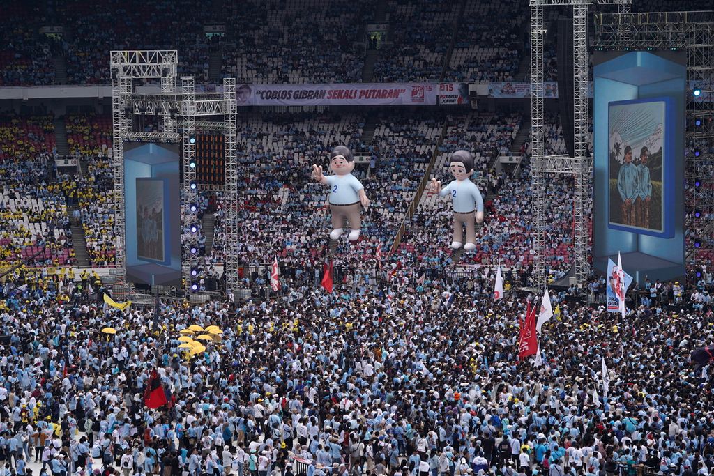 Pendukung calon presiden-calon wakil presiden nomor urut 2, Prabowo Subianto-Gibran Rakabuming Raka, memeriahkan kampanye rapat terbuka Pesta Rakyat untuk Indonesia Maju di kawasan Stadion Utama Gelora Bung Karno, Jakarta, Sabtu (10/2/2024).  