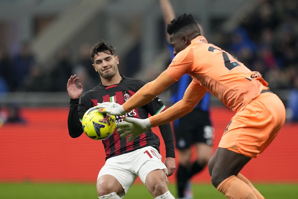 Penjaga gawang Inter Milan, Andre Onana (kanan), menyelamatkan gawangnya dari ancaman gelandang AC Milan, Brahim Diaz, dalam pertandingan Liga Italia antara Inter Milan dan AC Milan di Stadion Giuseppe Meazza, Milan, Senin (6/2/2023) dini hari WIB. Inter Milan mengalahkan AC Milan, 1-0.