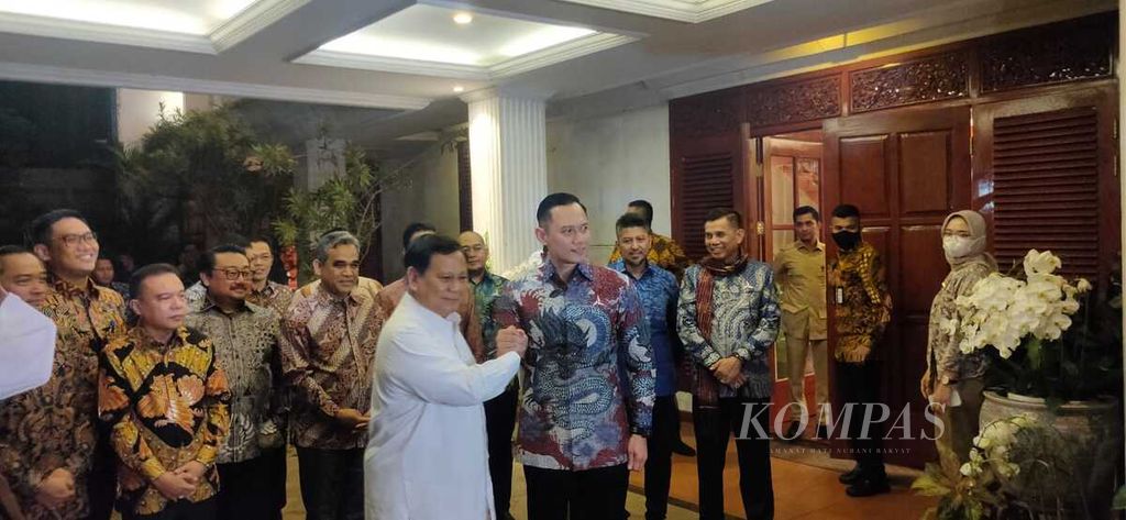 Ketua Umum Partai Gerindra Prabowo Subianto setelah pertemuan dengan Ketua Umum Partai Demokrat Agus Harimurti Yudhoyono, di kediaman Prabowo, di Jakarta, Jumat (24/6/2022).