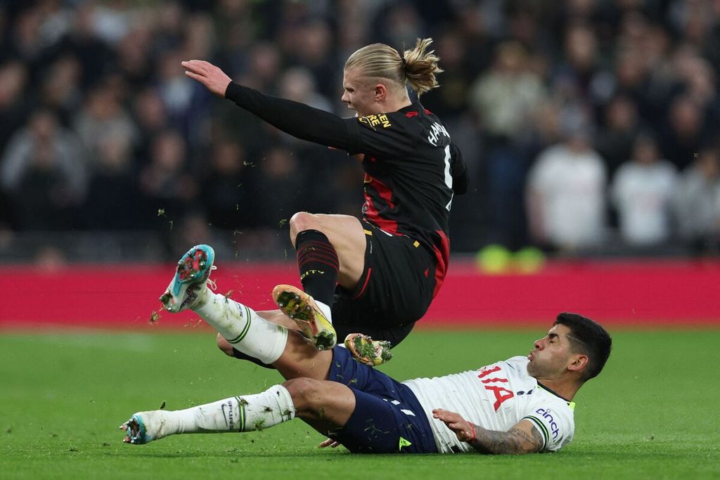 Pemain Tottenham Hotspur Cristian Romero (kanan) menjatuhkan pemain Manchester City Erling Haaland pada laga Liga Inggris di Stadion Tottenham Hotspur, London, Minggu (5/2/2023). Tottenham menang 1-0 pada laga itu.