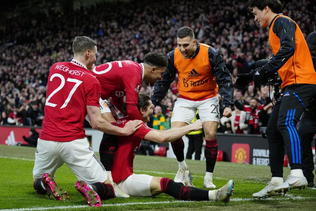 Pemain Manchester United Marcel Sabitzer (tengah) melakukan selebrasi setelah mencetak gol kedua untuk timnya dalam pertandingan perempat final Piala FA antara Manchester United dan Fulham di Stadion Old Trafford, Manchester, Minggu (19/3/2023). 