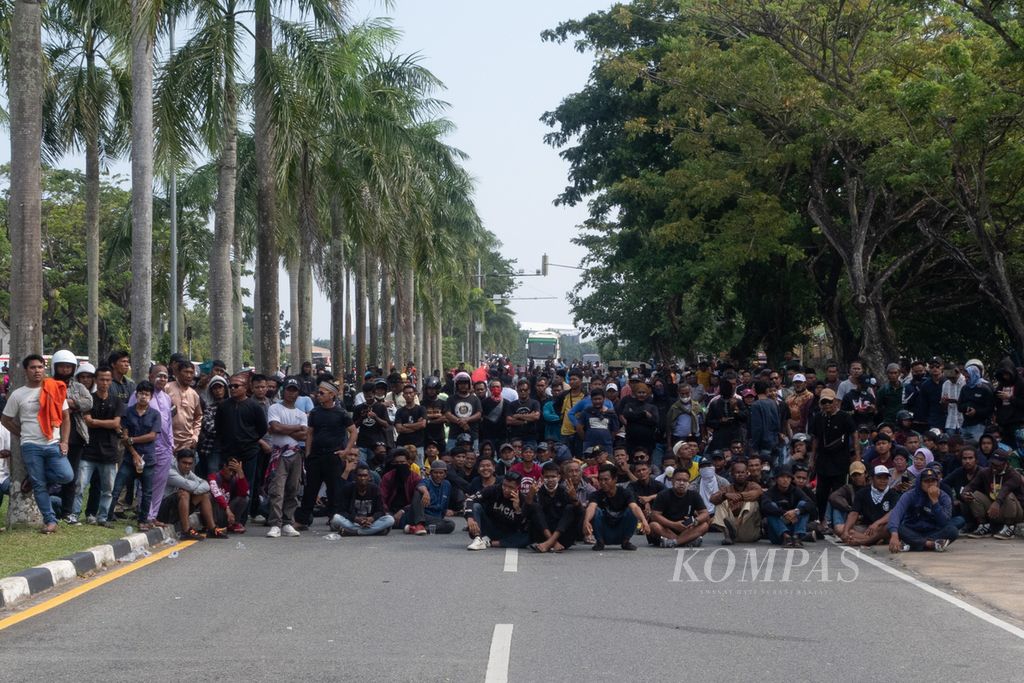 Ribuan warga Melayu dari sejumlah daerah melakukan demonstrasi di depan Kantor Badan Pengusahaan Batam, Kepulauan Riau, Senin (11/9/2023).