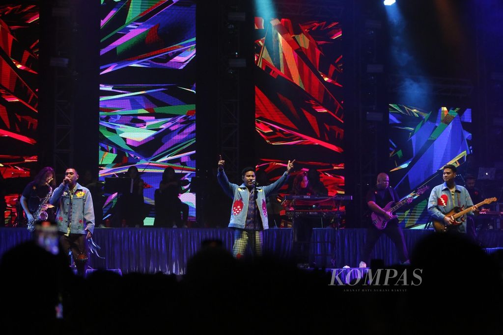 Aksi panggung grup musik RAN saat menggelar konser tunggal bertajuk The Sweet Seventeen Show di Gelanggang Basket, Senayan, Jakarta, Rabu (20/12/2023). Konser tersebut sebagai penanda 17 tahun kiprah mereka di blantika dunia musik Indonesia.