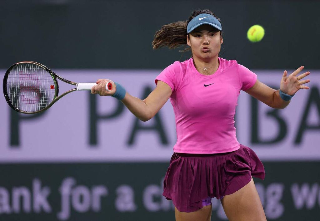 Petenis Inggris Emma Raducanu beraksi melawan petenis Polandia Iga Swiatek dalam pertandingan babak keempat turnamen WTA 1000 Indian Wells di Stadion 1 Indian Wells Tennis Garden, California, Amerika Serikat, Selasa (14/3/2023) malam waktu setempat atau Rabu WIB. Swiatek menang dengan skor 6-3, 6-1. 