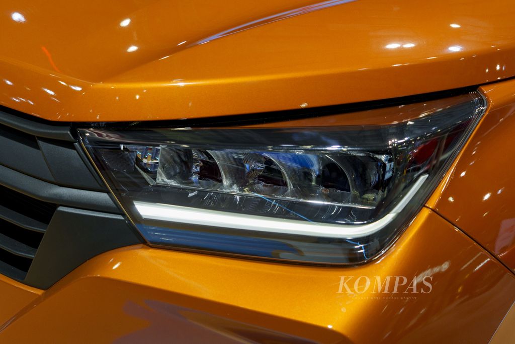 Lampu depan teknologi LED pada All New Astra Daihatsu Ayla dalam pameran kendara Gaikindo Jakarta Auto Week di JCC Senayan, Jumat (10/03/2023). 