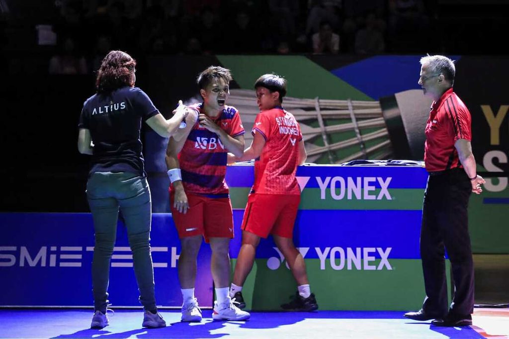 Apriyani Rahayu mendapat perawatan saat pertandingan semifinal final Swiss Terbuka melawan Yuki Fukushima/Sayaka Hirota (Jepang), di Basel, Swiss, Sabtu (25/3/2023). Ganda putri Apriyani/Fadia tak bisa menyelesaikan pertandingan karena cedera pada bahu kanan Apriyani.