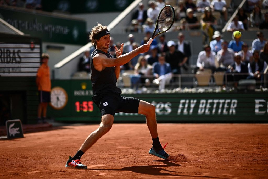 Petenis Jerman Alexander Zverev mengembalikan bola ke petenis Argentina Sebastian Baez pada laga Perancis Terbuka di Lapangan Philippe-Chatrier, Roland Garros, Paris, Rabu (25/5/2022). Zverev menang dengan skor 2-6, 4-6, 6-1, 6-2, 7-5. 