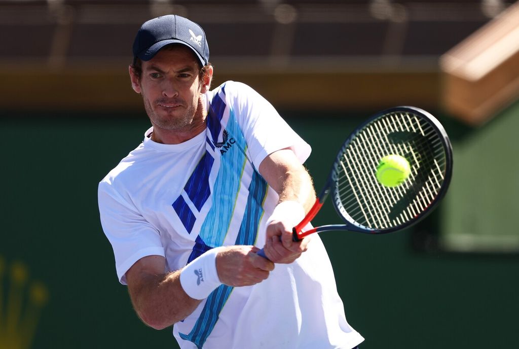 Andy Murray memukul bola saat melawan Taro Daniel pada laga babak pertama turnamen ATP Masters/WTA 1000 Indian Wells di Indian Wells, California, Jumat (11/3/2022). Murray menjadi petenis putra aktif keempat yang meraih 700 kemenangan.