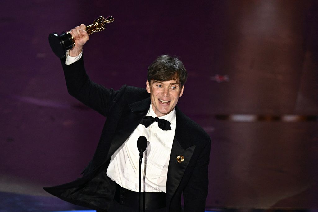 Cillian Murphy menerima penghargaan sebagai Aktor Terbaik untuk peran utama dalam film <i>Oppenheimer</i> di ajang Academy Awards Tahunan ke-96 di Dolby Theatre, Hollywood, California, Amerika Serikat, Minggu (10/3/2024) waktu setempat.