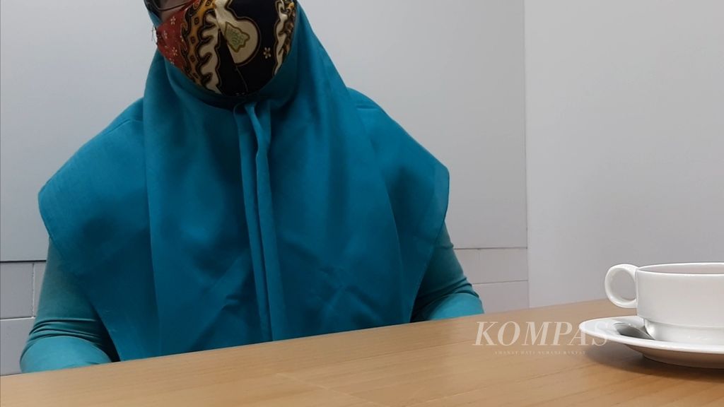 RK (43), perempuan asal Bekasi, menceritakan kronologi ia ditipu oleh Emirat Moniharapon di Jakarta, Kamis (17/3/2022). RK merupakan salah satu korban penipuan berkedok cinta dengan total kerugian sekitar Rp 350 juta.