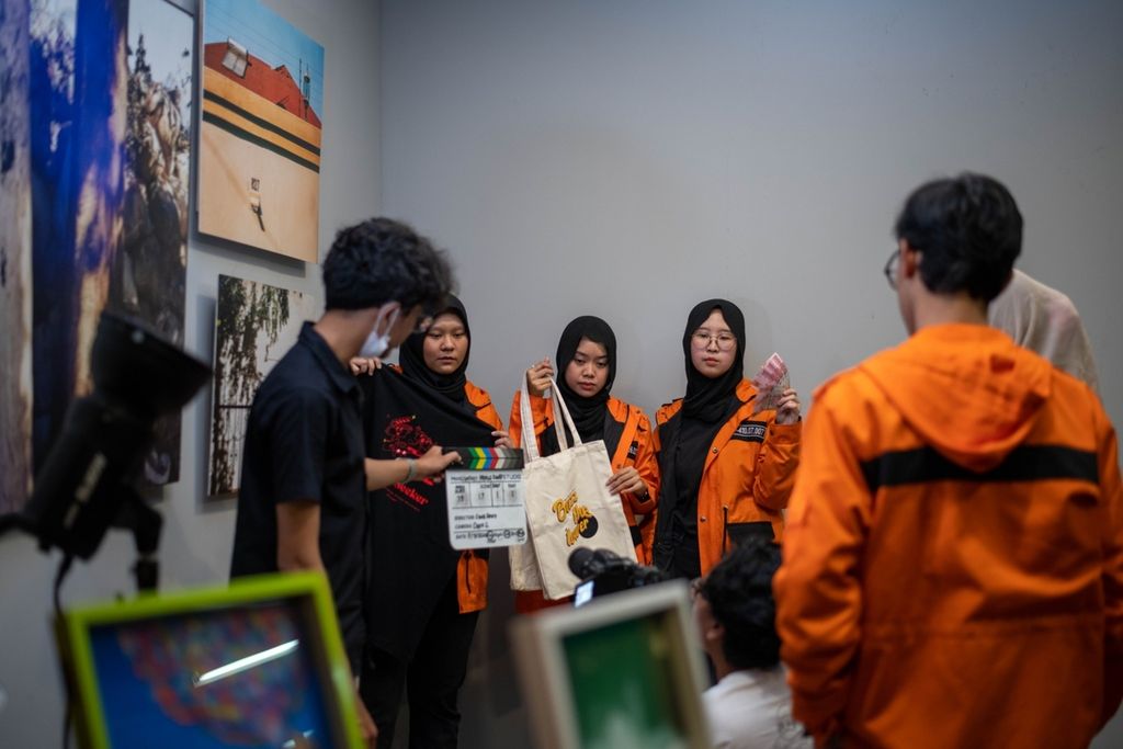 Para mahasiswa Program Studi Televisi dan Film, Fakultas Ilmu Komunikasi, Universitas Padjadjaran, Rabu, 9 Maret 2022, sedang memproduksi profil organisasi di Laboratorium TV Fikom Unpad. Photo taken by: Alif Putra Setiawan