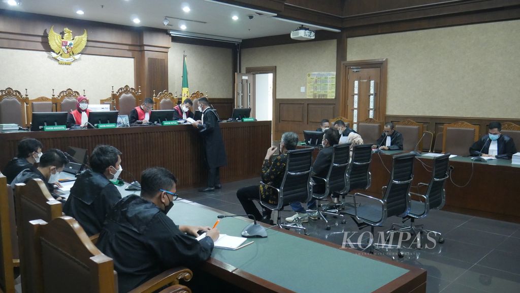 Sidang dakwaan bekas Bupati Kabupaten Kolaka Timur Andi Merya di Pengadilan Tindak Pidana Korupsi Jakarta, Jumat (16/9/2022). Andi didakwa telah memberikan suap Rp 3,4 miliar dalam pengurusan persetujuan usulan dana Pemulihan Ekonomi Nasional (PEN) untuk Pemerintah Kabupaten Kolaka Timur pada 2021.