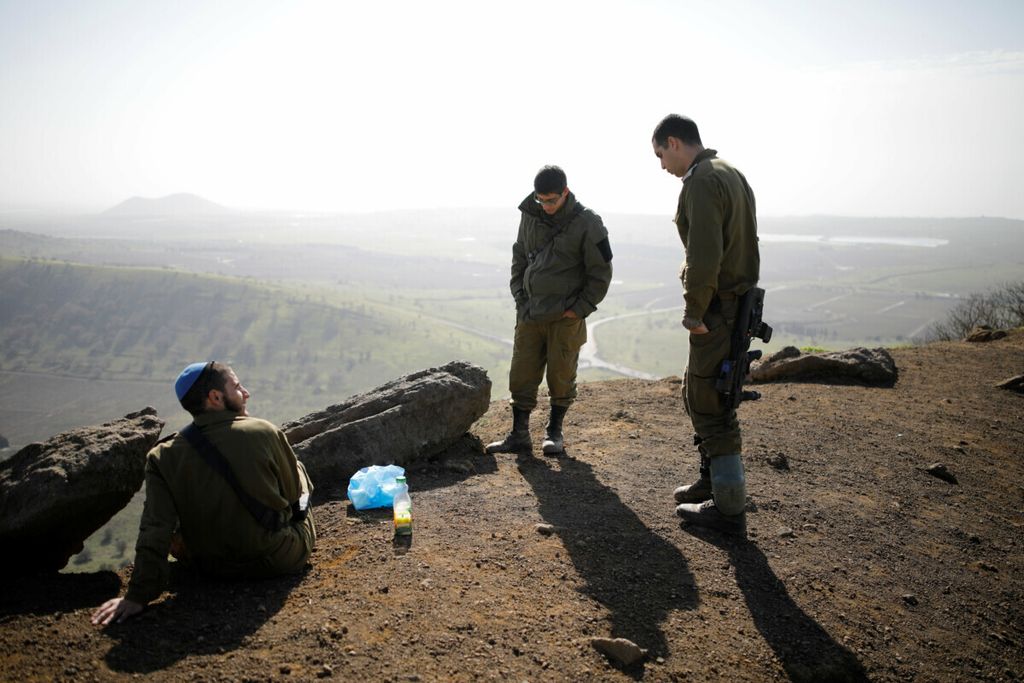 Tentara Israel berdiri di area terbuka di dekat Gunung Bental, sebuah area pemantauan di wilayah pendudukan Dataran Tinggi Golan, dengan pandangan luas ke arah wilayah Suriah di sekitar pintu perbatasan Quneitra, 21 Januari 2019. 