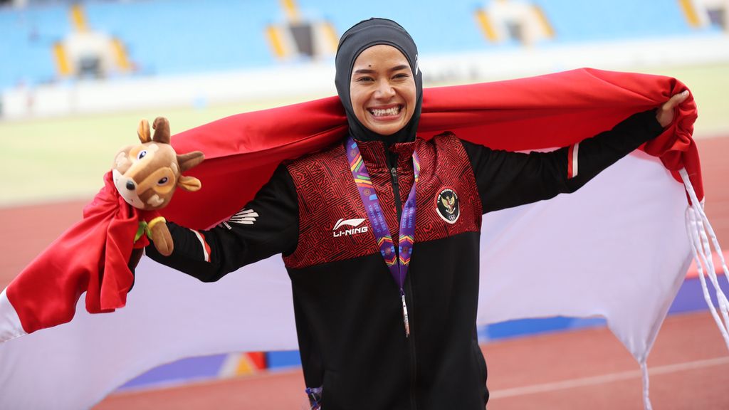 Atlet lari putri Agustina Mardika Manik meraih medali perak dalam nomor lari 800 meter putri cabang atletik SEA Games Vietnam 2021 di Stadion My Dinh, Hanoi, Vietnam, Senin (16/5/2022). Agustina Mardika Manik masuk finis di posisi kedua dengan catatan waktu 2 menit 9,09 detik.