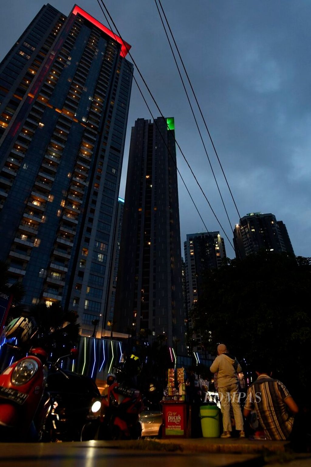 Salah satu hunian vertikal di Jakarta, Jumat (24/3/2023). Hunian vertikal seperti apartemen menjadi pilihan tempat tinggal bagi kaum urban yang bekerja di Jakarta meski tidak semua apartemen ditawarkan dengan harga terjangkau. 