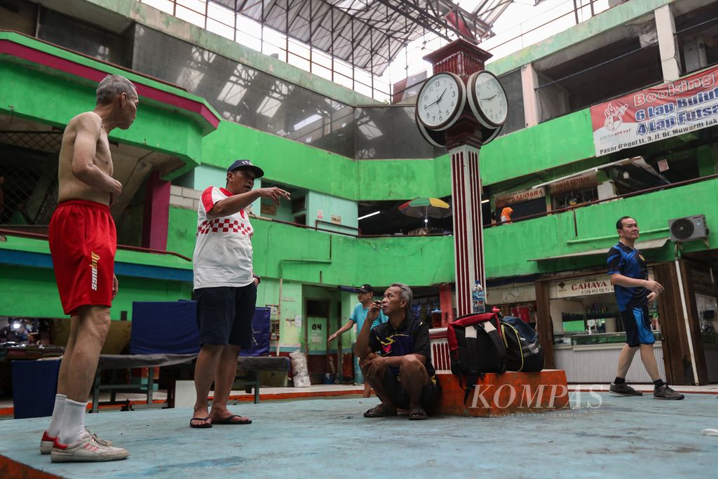 Warga becengkrama saat menunggu giliran bermain.