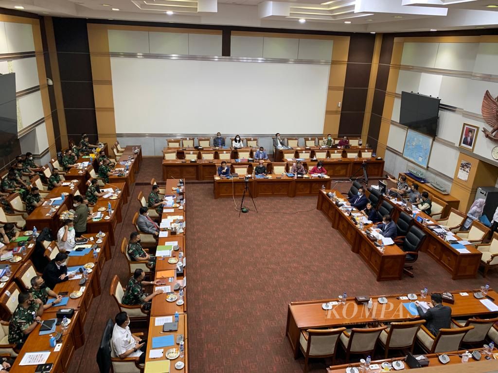Suasana rapat kerja Komisi I DPR dengan Menteri Pertahanan Prabowo Subianto, KSAD Jenderal Dudung Abdurachman, KSAL Laksamana Yudo Margono, dan KSAU Marsekal Fadjar Prasetyo di Kompleks Parlemen, Jakarta, Kamis (27/1/2022).