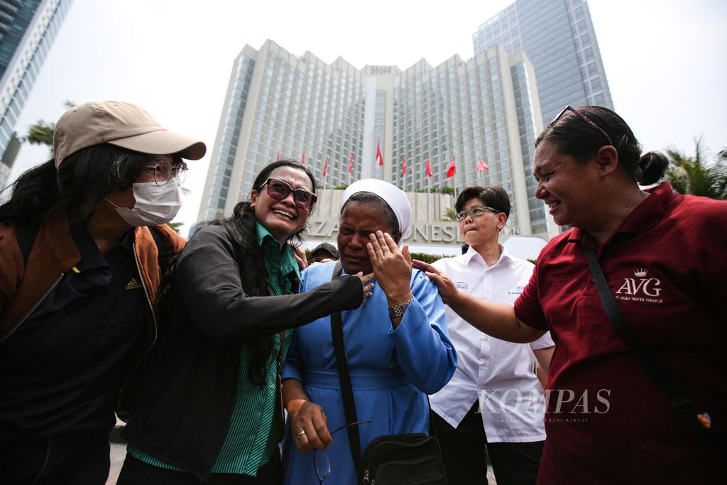 Warga suster menangis terharus setelah menyaksikan rombongan Paus Fransiskus yang melintas di Bundaran Hotel Indonesia, Jakarta Pusat, Rabu (3/9/2024).