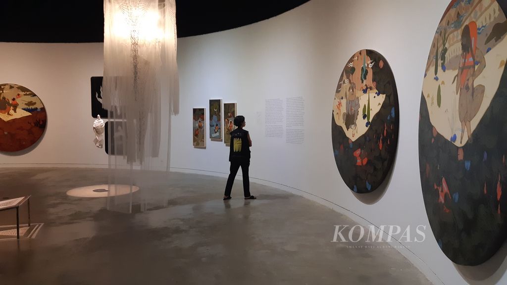 Suasana pameran karya Nesar Eesar dan Mujahidin Nurrahman, Rabu (20/11/2024). Pameran bertajuk Theatre and The Other Self diselenggarakan di Galeri Salihara, Jakarta.