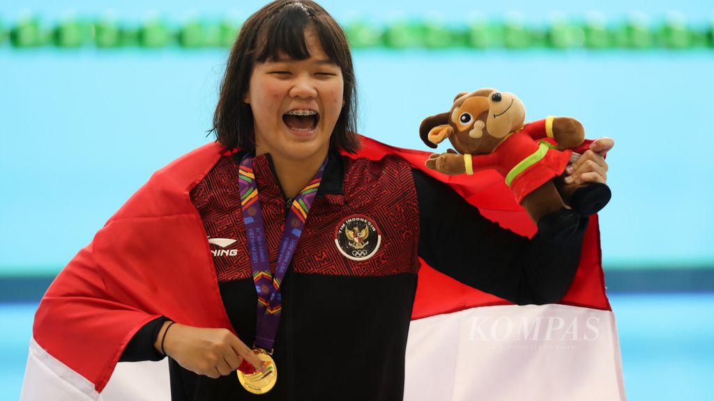 Ekspresi kegembiraan perenang Indonesia, Flairene Candrea, seusai meraih medali emas renang nomor 100 meter gaya punggung putri SEA Games Vietnam 2021 di Stadion My Dinh Water Sport, Hanoi, Vietnam, Selasa (17/5/2022). Dua perenang muda, Flairene (17) dan Masniari Wolf (16), menjadi ujung tombak tim renang Indonesia dengan menyumbang masing-masing satu emas. 