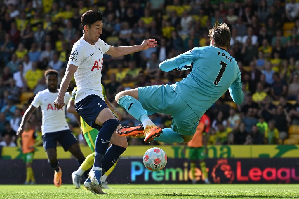 Kiper Norwich City asal Belanda, Tim Krul, menghentikan tembakan striker Tottenham Hotspur asal Korea Selatan, Son Heung-min, dalam pertandingan Liga Primer Inggris antara dua klub di Carrow Road Stadium, Norwich, Inggris timur, 22 Mei 2022.