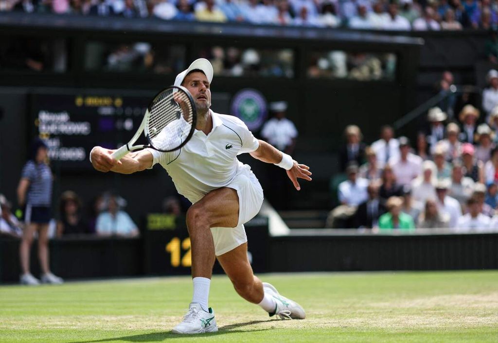 Petenis Serbia, Novak Djokovic, bertanding melawan petenis Australia, Nick Kyrgios, pada laga final Wimbledon di All England Tennis Club, Wimbledon, London, Minggu (10/7/2022). Djokovic belum tentu bisa bertanding di turnamen Cincinnati dan Grand Slam Amerika Serikat Terbuka karena belum mendapat vaksin Covid-19 meskipun namanya terdaftar dalam dua turnamen besar itu.