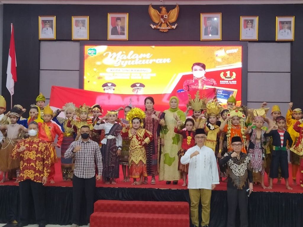 Wali Kota Singkawang Tjhai Chui Mie menghadiri malam syukuran atas penganugerahan Kota Tertoleran 2021 oleh SETARA Institute di Balairung Kantor Wali Kota Singkawang, Jumat (1/4/2022). Kegiatan yang diadakan Pemkot Singkawang itu juga dihadiri Forkopimda, Kakan Kemenag Kota Singkawang. Sekretaris Daerah Kota Singkawang, Kepala OPD Kota Singkawang, Ketua Forum Komunikasi Umat Beragama (FKUB) Kota Singkawang dan Ketua Paguyuban se-Kota Singkawang.