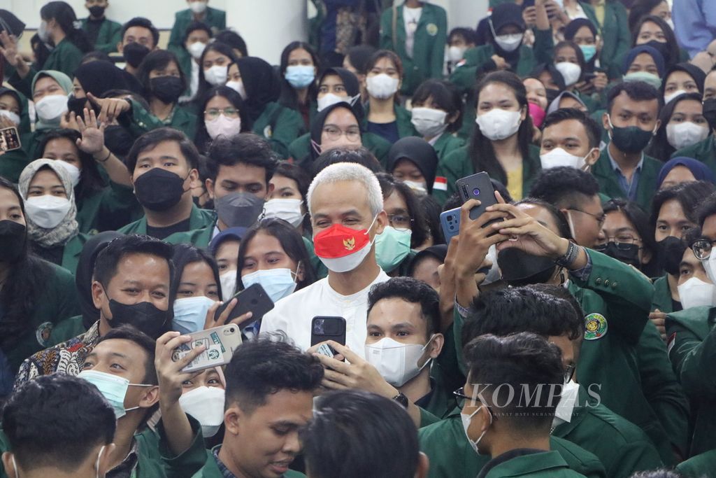 Gubernur Jawa Tengah Ganjar Pranowo berfoto bersama mahasiswa usai memberikan kuliah umum di Auditorium Universitas Sumatera Utara, Medan (8/4/2022). Ganjar bersafari ke Sumut dan bertemu sejumlah tokoh masyarakat dan kepala daerah.