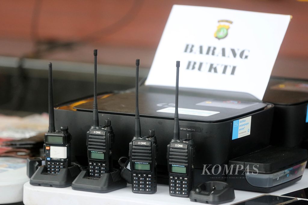 Barang bukti berupa alat komunikasi diperlihatkan saat rilis kasus penipuan dalam jaringan yang melibatkan warga negara China di Polda Metro Jaya, Selasa (26/11/2019). Sebanyak 85 WNA China ditangkap di enam lokasi dalam wilayah Polda Metro Jaya dan satu lokasi di Malang karena melakukan penipuan dalam jaringan. Para tersangka menggunakan modus baru berupa tawaran investasi dan barang dalam menjalankan aksinya. 