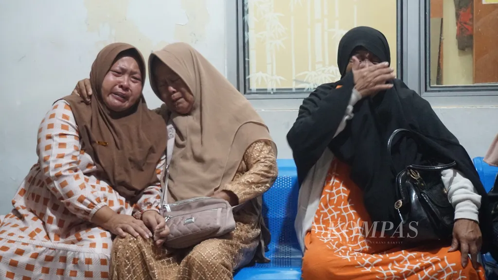 Isak tangis keluarga Kepala Polsek Negara Batin Inspektur Satu Lusiyanto pecah saat tiba di Instalasi Forensik RS Bhayangkara, Bandar Lampung, pada Selasa (18/3/2025). Lusiyanto adalah sa;ah satu korban tewas tertembak saat anggota polisi menggerebek sabung ayam di Way Kanan.