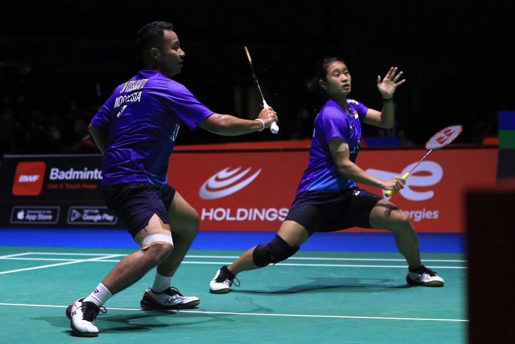 Ganda campuran Indonesia, Rehan Naufal Kusharjanto/Lisa Ayu Kusumawati, menaklukkan pasangan Hong Kong, Chang Tak Ching/Ng Wing Yung, 21-14, 21-15, dalam pertandingan babak kedua Kejuaraan Dunia Bulu Tangkis di Tokyo Metropolitan Gymnasium, Selasa (23/8/2022).