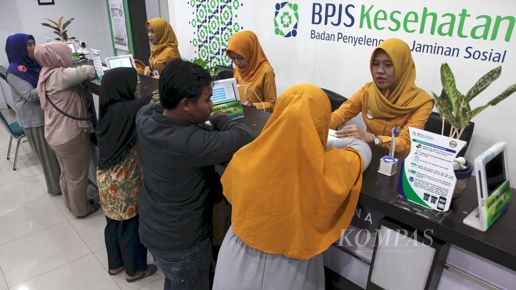 Petugas melayani warga yang mengurus keanggotaan Jaminan Kesehatan Nasional (JKN) di Kantor Cabang BPJS Kesehatan Tangerang, Banten, Jumat (16/11/2018). BPJS Kesehatan mengembangkan aplikasi untuk memudahkan peserta mengetahui berbagai hal terkait JKN, termasuk mengubah data diri peserta. Di Tangerang, 60 persen peserta JKN sudah menggunakan aplikasi ini.