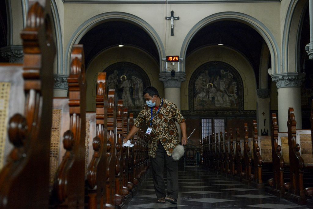 Pengurus gereja membersihkan bangku yang akan digunakan jemaah Katolik beribadah Natal di Gereja Katedral Jakarta atau Gereja Santa Maria Diangkat Ke Surga, Jakarta Pusat, Jumat (23/12/2022). Menjelang ibadah Natal 2022 sejumlah persiapan untuk melakukan peribadatan secara luring disiapkan para pengurus Gereja Katedral Jakarta. Pada Natal kali ini kapasitas yang disediakan untuk umat Katolik yang akan beribadah secara luring di gereja sekitar 2.500 orang, jumlah tersebut separuh dari kapasitas normal yang bisa menampung 5.000 orang. Selama menjalankan ibadah Natal 2022 para jemaah diwajibkan menerapkan protokol kesehatan seperti menggunakan masker dan tidak datang ke gereja jika sedang dalam keadaan tidak sehat. Natal 2022 kali ini bertemakan "Pulanglah Mereka ke Negerinya Melalui Jalan Lain" yang diambil dari Kitab Matius Pasal 2 Ayat 12. Fakhri Fadlurrohman (Z19) 23-12-2022
