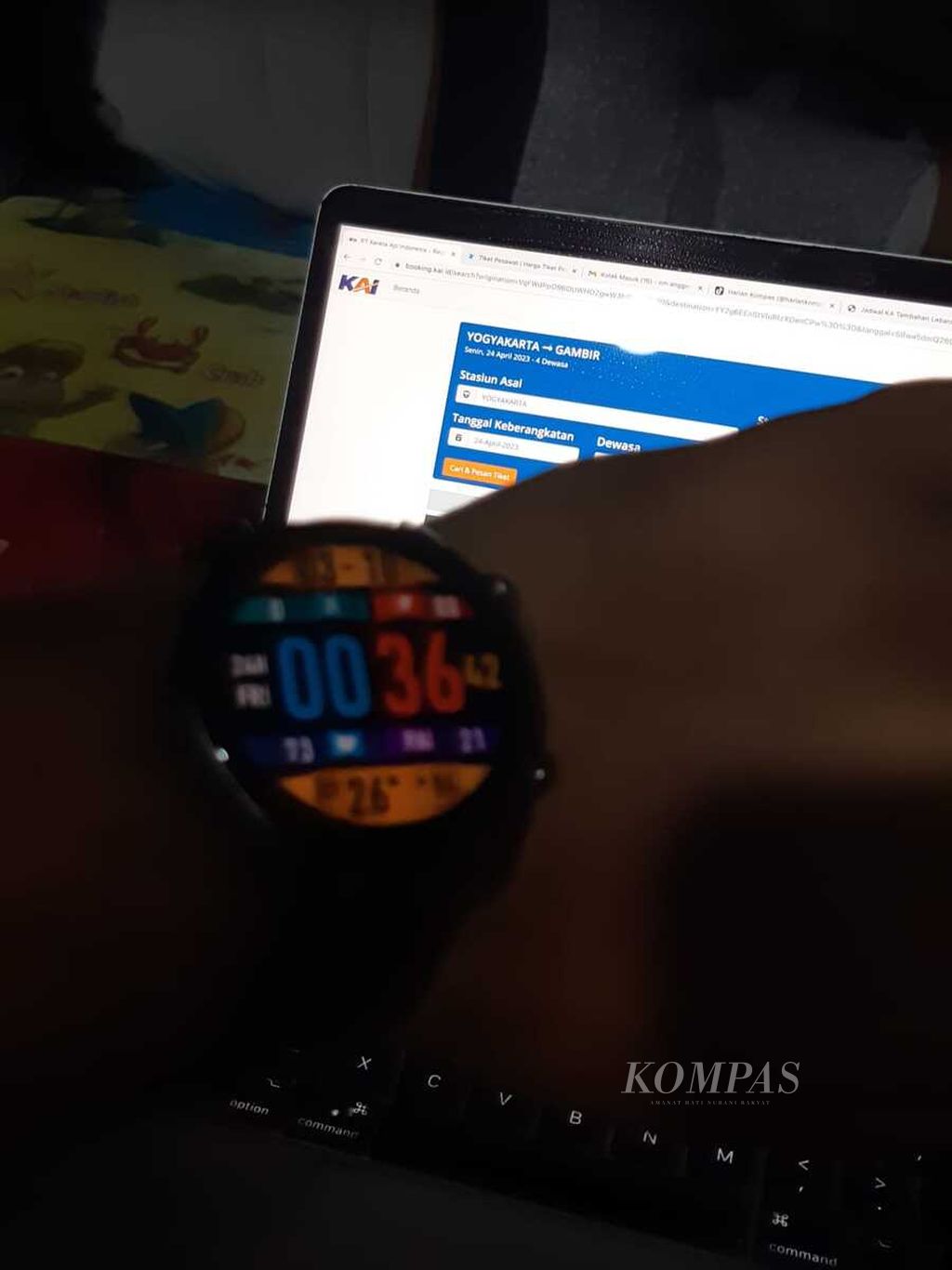 Ilustrasi berburu tiket kereta tengah malam. Sejumlah calon pemudik harus berburu tiket tengah malam agar tidak kehabisan tiket untuk mudik atau balik Lebaran.