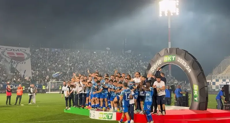 Selebrasi para pemain Como 1907