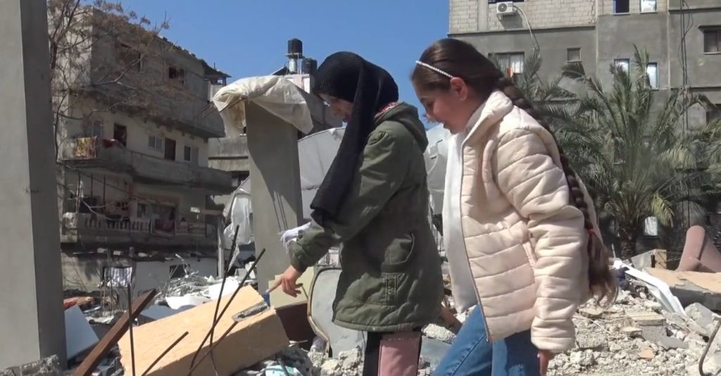 Salah satu adegan ”Farah and Myriam” dalam proyek film <i>From Ground Zero</i>. <i>From Ground Zero</i> terdiri atas 22 film pendek yang dibuat para sineas di Gaza dalam situasi pendudukan.