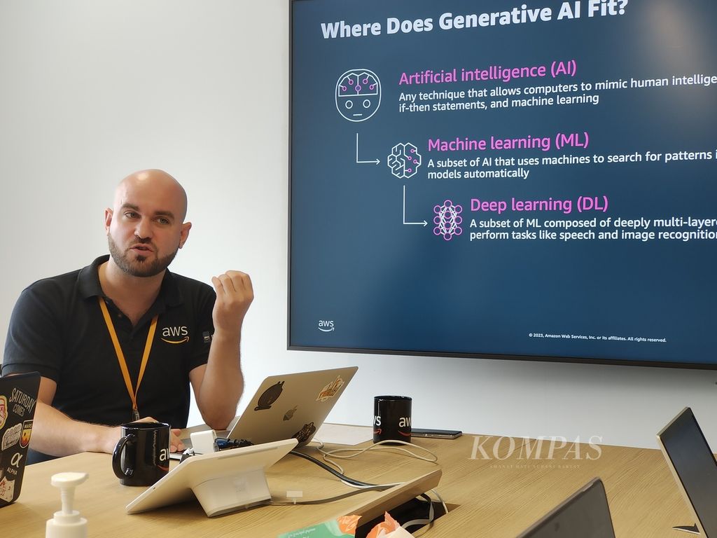 Chief Technologist AWS Asia Pacific Olivier Klein memberikan keterangan di kantor AWS Indonesia, Jakarta, pada Senin (3/7/2023). Klein menunjukkan sejumlah potensi penggunaan AI di bidang enterprise atau bisnis.