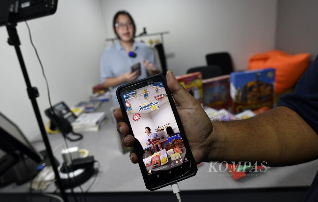 Salah satu proses produksi konten untuk live TikTok yang dilakukan oleh Tim Medsos Harian Kompas di Jakarta, Rabu (5/4/2023). Dengan beragam konten yang ditawarkan, kanal media sosial terus berkembang untuk menjalin interaksi dan meraih audiens terutama generasi muda di era digital seperti saat ini. 