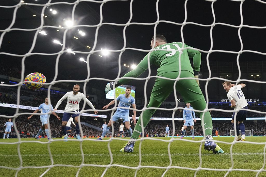 Pemain Tottenham Hotspur, Harry Kane (kanan), mencetak gol penentu kemenangan timnya dalam pertandingan Liga Inggris antara Manchester City dan Tottenham Hotspur di Stadion Etihad, Manchester, Minggu (20/2/2022) dini hari WIB. Tottenham mempermalukan City di kandangnya, 3-2, antara lain dengan dua gol yang disumbangkan Kane.