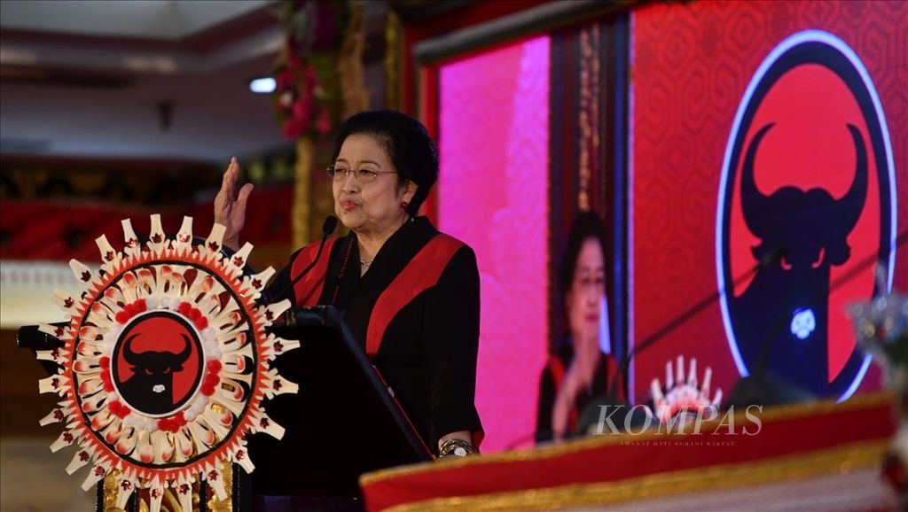Ketua Umum PDI-P Megawati Soekarnoputri menyampaikan pidato politik yang dilanjutkan dengan melantik para pengurus DPP PDI-P periode 2019-2024 dalam penutupan Kongres V PDI-P di Grand Inna Bali Beach Hotel, Bali, Sabtu (10/8/2019).