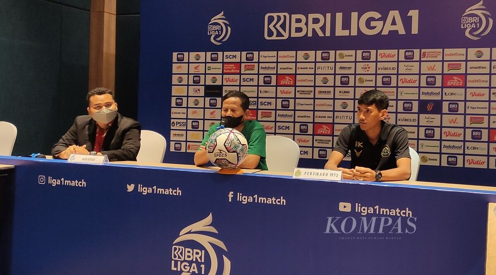 Laga lanjutan BRI Liga 1 2022/2023 mempertemukan Bali United kontra Persikabo 1973 di Stadion Kapten I Wayan Dipta, Gianyar, Jumat (30/9/2022). Suasana jumpa pers menjelang laga antara Bali United melawan Persikabo 1973 yang dihadiri Pelatih Persikabo 1973 Djadjang Nurdjaman (tengah) dan pemain Persikabo 1973, Ryan Kurnia (kanan), di Kuta, Badung, Bali, Kamis (29/9/2022).