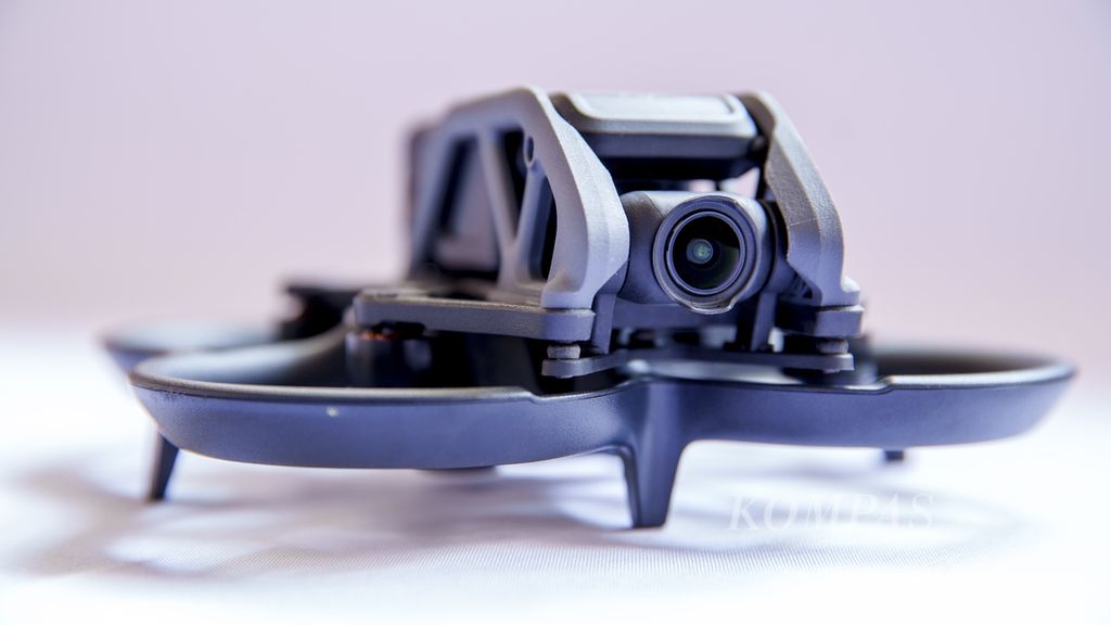DJI Avata dengan sensor CMOS 1/1,7 inci, lensa sudut ultra lebar 4K dengan <i>aperture </i>f/2.8. 