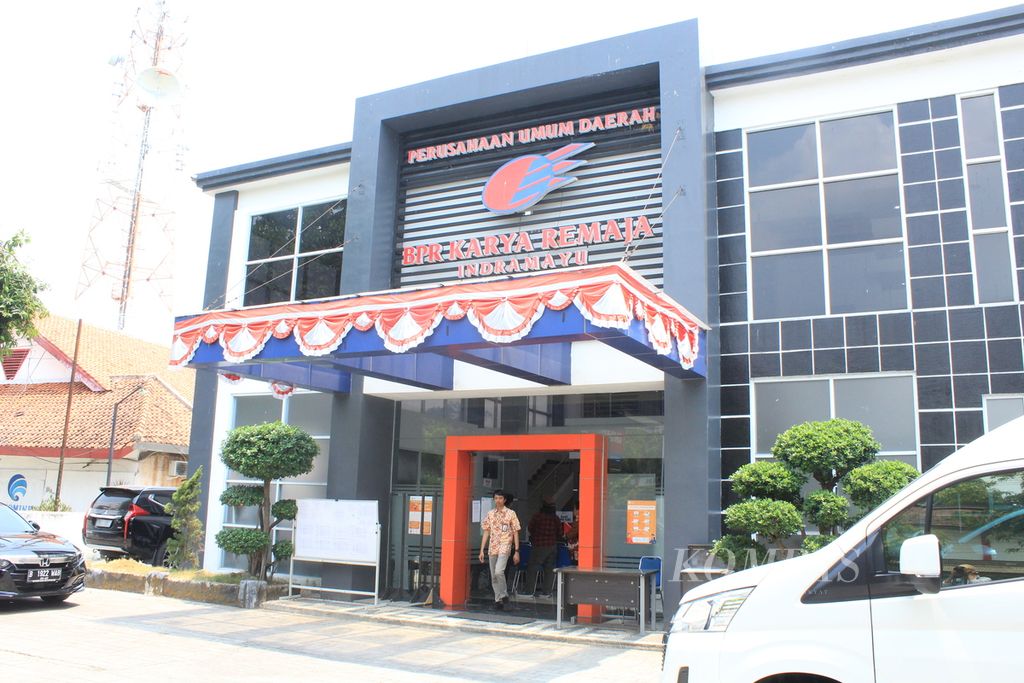 Suasana kantor Bank Perkreditan Rakyat Karya Remaja Indramayu (BPR KRI) di Kabupaten Indramayu, Jawa Barat, Rabu (25/10/2023). 