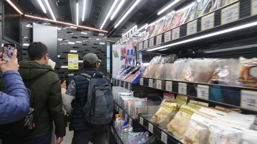 Sebagai salah satu stasiun baru dalam lintas pelayanan Yamanote Line di Tokyo, Jepang, Stasiun Takanawa Gateway hadir dengan menerapkan teknologi kecerdasan buatan dan otomatisasi. Seperti yang terlihat, Rabu (15/11/2023), di minimarket di stasiun itu pembeli bisa memilih dan membayar sendiri barang yang dibeli.