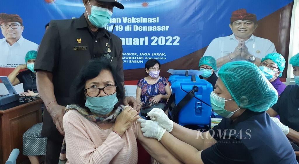 https://assetd.kompas.id/RmdJkBew48Sd8sBcmxN6roUEgHM=/1024x562/filters:watermark(https://cdn-content.kompas.id/umum/kompas_main_logo.png,-16p,-13p,0)/https%3A%2F%2Fkompas.id%2Fwp-content%2Fuploads%2F2022%2F01%2F20220114cokm-pencanangan-vaksinasi-booster-di-denpasar_1642164729.jpg