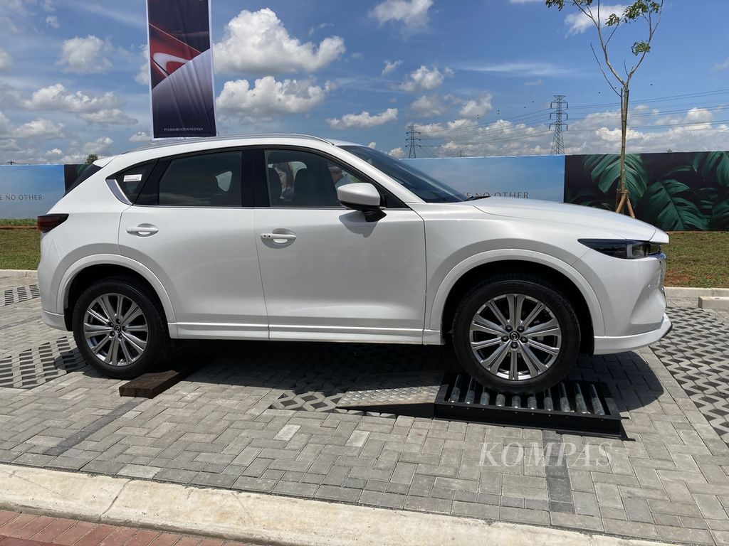 Mazda CX-5 AWD diuji kemampuan AWD-nya dengan dijalankan di atas papan<i> roller bar</i>. Dua model edisi terbatas Mazda, yakni Mazda CX-5 AWD dan Mazda 6 Artisan Red Premium, diuji singkat di kawasan BSD City, Tangerang, Banten, Selasa (7/3/2023).