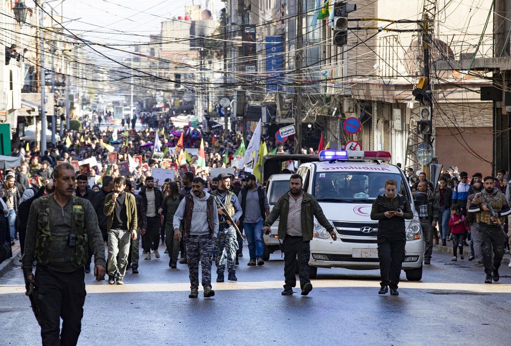 Warga Kurdi yang tinggal di Kota Qamishii, Suriah, 27 November 2022, menggelar demonstrasi menolak rencana serangan militer Turki ke Suriah utara yang dihuni mayoritas suku Kurdi. Militer Turki berencana untuk melakukan serangan darat ke Suriah utara, basis kelompok Kurdi. Ankara menuding Partai Pekerja Kurdistan bertanggung jawab atas dua peristiwa di Turki yang menyebabkan 10 orang tewas dan puluhan lain terluka.
