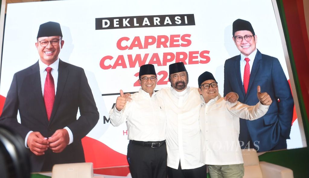 Ketua Umum Partai Nasdem Surya Paloh (tengah) berfoto bersama dengan bakal calon presiden Anies Baswedan dan bakal calon wakil presiden Muhaimin Iskandar seusai memberikan pidato Deklarasi Capres dan Cawapres 2024 oleh Koalisi Perubahan untuk Persatuan di Hotel Majapahit, Surabaya, Jatim, Sabtu (2/9/2023). 